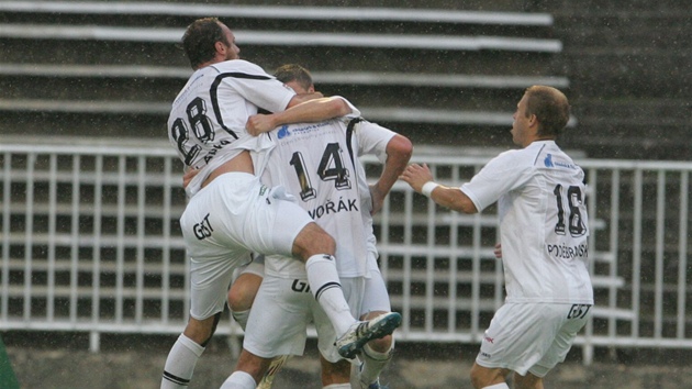 RADOST V DE�TI. Fotbalisté Hradce slaví gól Dvo�áka v utkání s Bohemians 1905.