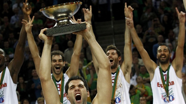POHÁR DO �PAN�L. Basketbalisté si u�ívají zlatý záv�r �ampionátu. 
