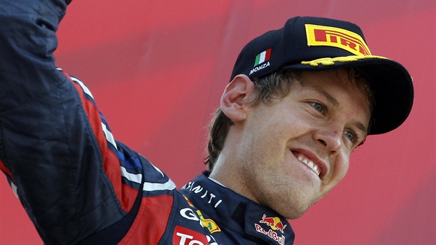 POOSMÉ. Nmec Sebastian Vettel vyhrál se svým Red Bullem osmý závod letoního