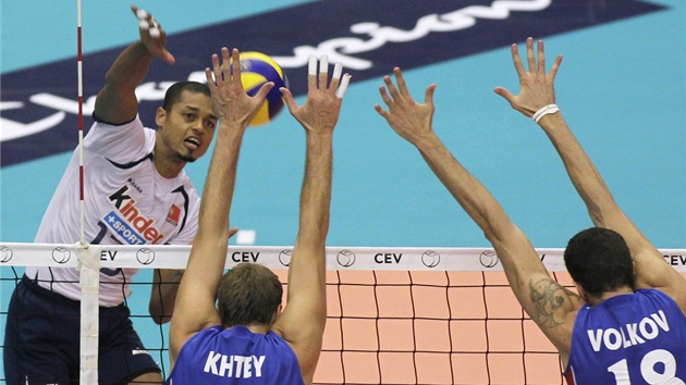 Portugalec Valdir Sequeira poslal prudkou sme do obrany ruského týmu v úvodním