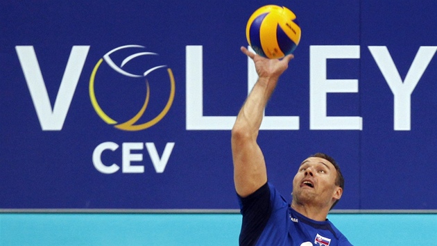 slovenský volejbalista Martin Sopko podává do zápasu proti Nmecku ve skupin D
