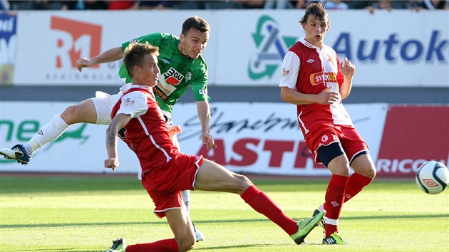 Jablonecký David Lafata (v zeleném) pálí v zápase 6. kola nejvyí domácí