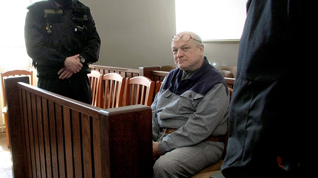 Odsouzený sériový vrah Ivan Roubal u soudu v Praze (29. dubna 2010)