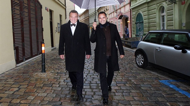 Bohuslav Svoboda a Jan Kalousek (oba ODS) mí�í do volebního �tábu strany. (16....