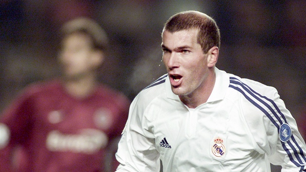 Fotbalista Realu Madrid Zinedine Zidane pi utkn s AC Sparta Praha. (21. listopadu 2001)