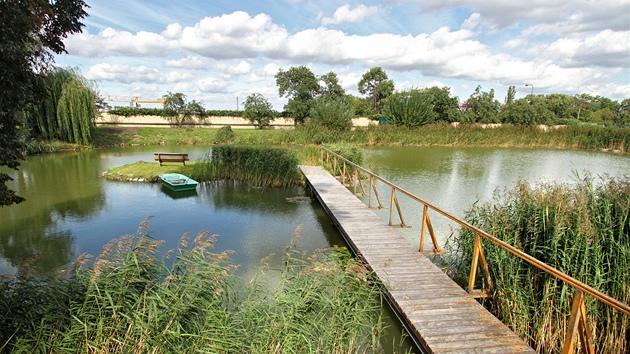 Hasičská vodní nádrž v produkční zahradě nedaleko Lumbeho vily pochází z doby Rudolfa II.