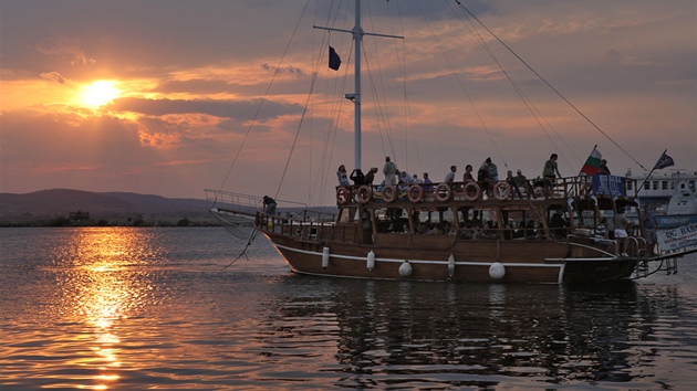 Oblíbená je také projíka na lodi Big Baba pi západu slunce