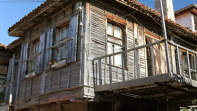 Tradiní devné domy z historického centra msta vak pomalu mizí