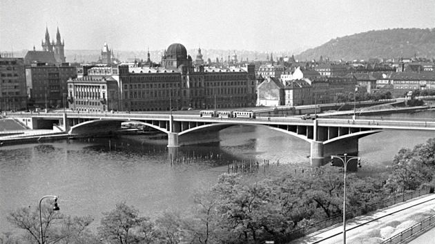 Švermův (dnes Štefánikův) most na snímku z června 1953