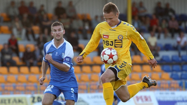 VÝPRASK ZAPOMENUT. Fotbalista Stanislav Tecl p�isp�l prvním gólem k výh�e