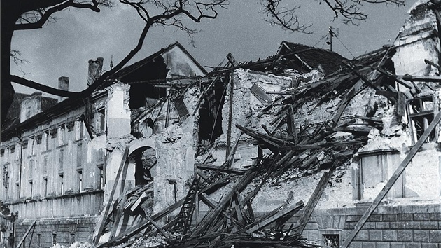 Záběry Stanislava Maršála z Prahy po bombardování v roce 1945