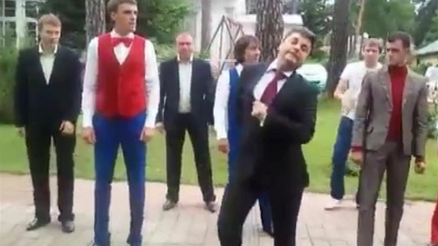 Zábry z parodie na tanec ruského prezidenta Dmitrije Medvedva