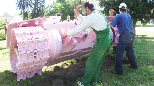 Rový tank pobavil Praany opt v ervnu, kdy vyrazil na Vltavu. (20. ervna 2011)