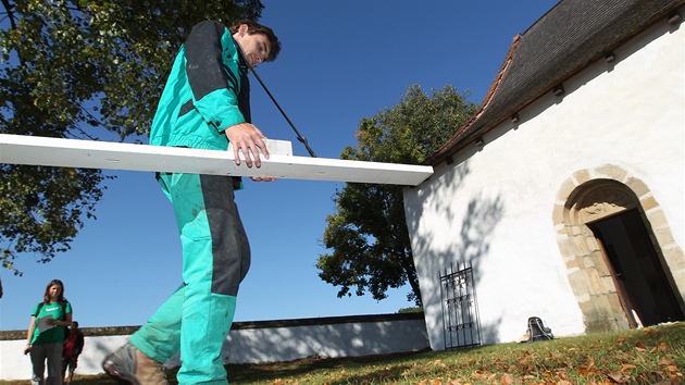 Geofyzikální výzkum v kapli Matky Bo�í nedaleko hradu Veve�í.