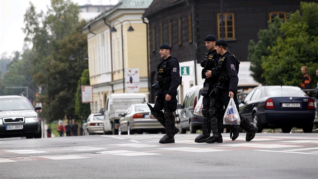 Policisté v ulicích Nového Boru, kam byla svolána první z trojice protiromských