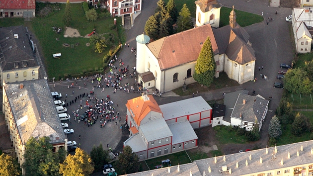 Demonstrace v Rumburku v leteckém zábru (10. záí 2011)