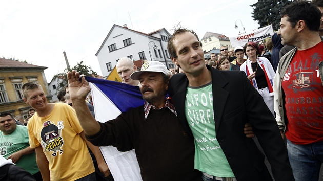 Lukáš Kohout v čele demonstrace ve Varnsdorfu kvůli neklidnému soužití s Romy