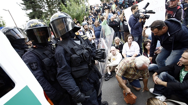 Demonstrace ve Varnsdorfu kvli neklidnému souití s Romy (17. záí 2011)