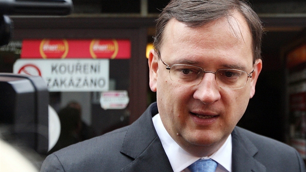 P�edseda vlády Petr Ne�as si v Novém Boru prohlédl i bar, kde skupina Rom�
