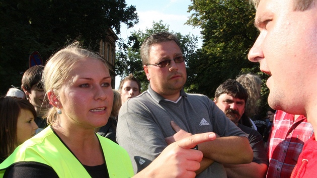 lenka antikonfliktního týmu Veronika Hyplerová diskutuje s úastníky sobotní