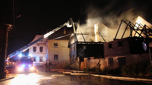 Po�ár roubenky v Lib�icích na Litom��icku