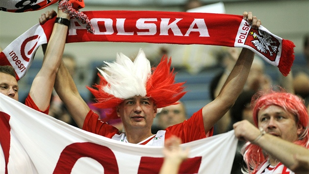 PIJELI POVZBUDIT. Poltí fanouci na mistrovství Evropy volejbalist. 