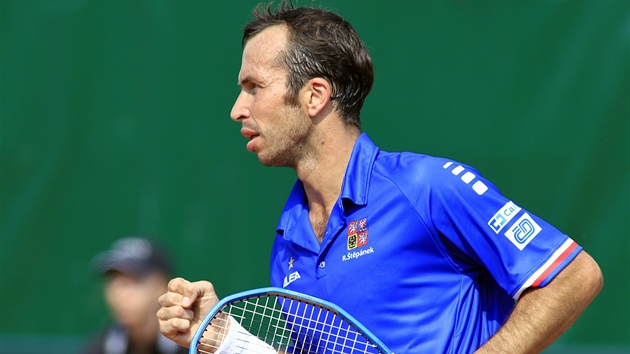 Vítzné gesto eského tenisty Radka tpánka v daviscupovém duelu s Rumunskem