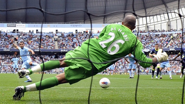 NEPROMNNÁ PENALTA. Branká Ali Al Habsi z Wiganu chytá penaltu, kterou na nj