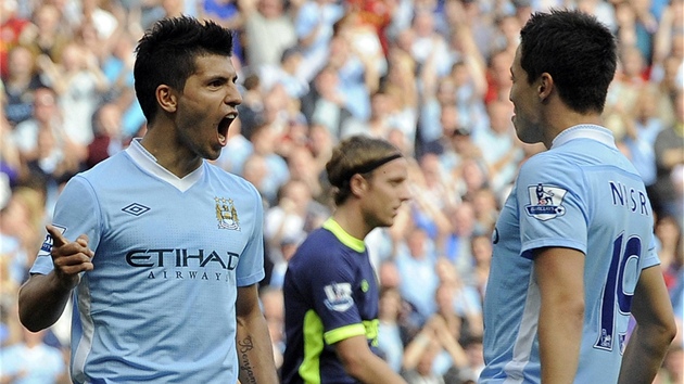 HATTRICK. Sergio Agüero z Manchesteru City (vlevo) se raduje se spoluhráem