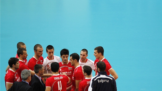 PORADA S TRENÉREM. Bulhartí volejbalisté se v úvodním zápase mistrovství