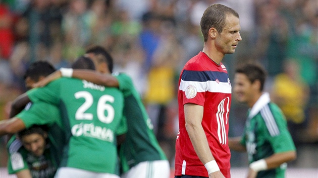 RADOST A SMUTEK. Zatímco hrá�i St. Etienne slaví, David Rozehnal z Lille po