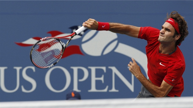 A BUM! Roger Federer poslal na soupeovu plku poádn tvrdé podání.