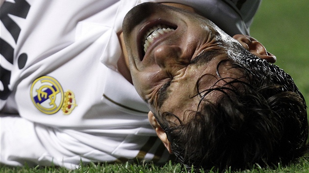 AU, TO BOLÍ. Kaká z Realu Madrid se svíjí v bolestech.