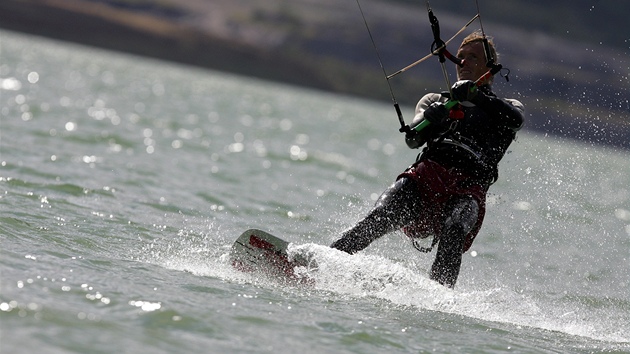 Kiteboarding na jezee Medard, které jet není zcela naputné. Na snímku Petr...