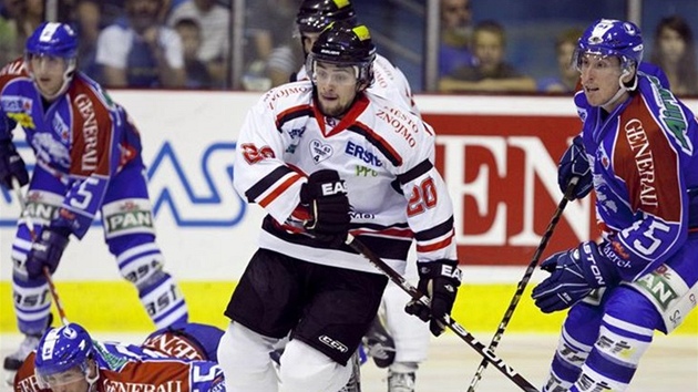 Znojemský úto�ník Martin Pode�va prochází obranou Medves�aku Záh�eb.