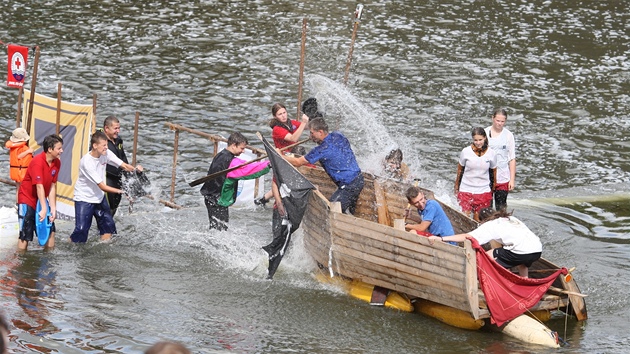 V Plzni na Radbuze se uskutenila tradiní plavba netradiních plavidel. 