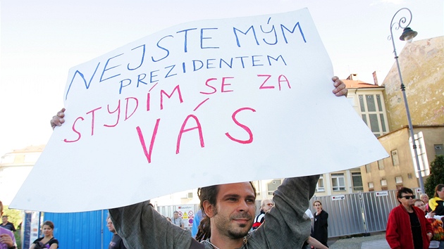 Václava Klause "vítal" v Karlových Varech i mu s transparentem: Nejste mým