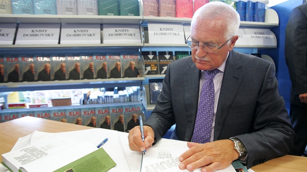 Prezident Václav Klaus podepisoval pi autogramiád v karlovarském knihkupectví
