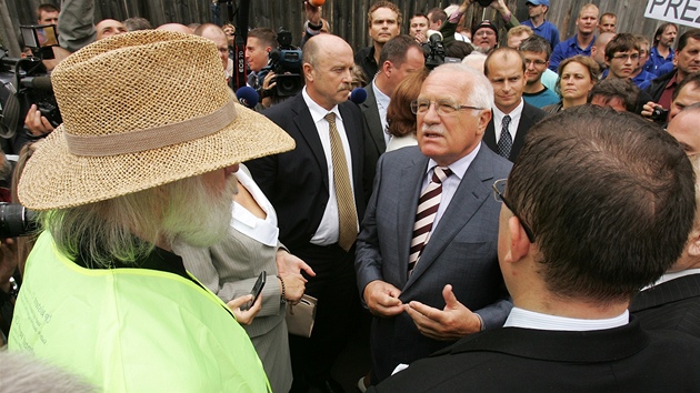 Prezident Václav Klaus diskutuje s Pavlem P. Riesem (v klobouku) z iniciativy