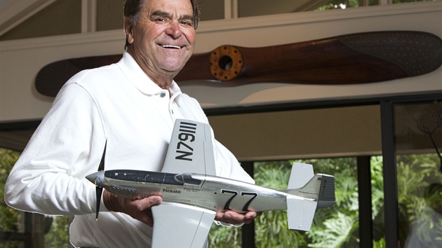Jimmy Leeward, drí v ruce model P-51 Mustang ve svém dom (27. íjen 2010)