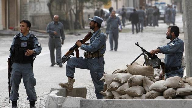 Afghántí policisté steí ulice Kábulu, které uvrhlo komando Talibanu do