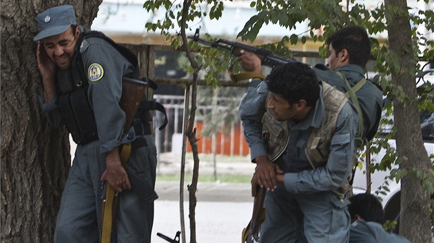 Afghántí policisté stílejí na talibance, kteí vtrhli do msta s kalanikovy