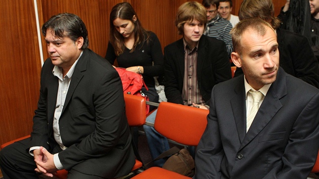Branká olomoucké Sigmy Petr Drobisz u olomouckého okresního soudu, vlevo...