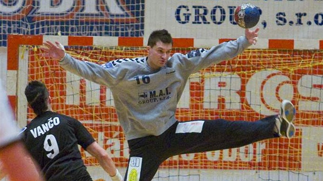 Plze�ský gólman Luká� Kurial zasahuje proti sedmi�ce karvinského Marka Van�a