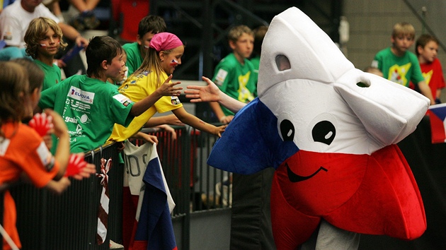 JMENUJU SE PAVEL. Maskot evropského ampionátu se zdraví s malými píznivci.