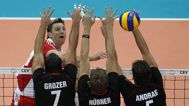 Piotr Gruszka z Polska smeuje proti nmeckému trojbloku ve sloení Gyorgy