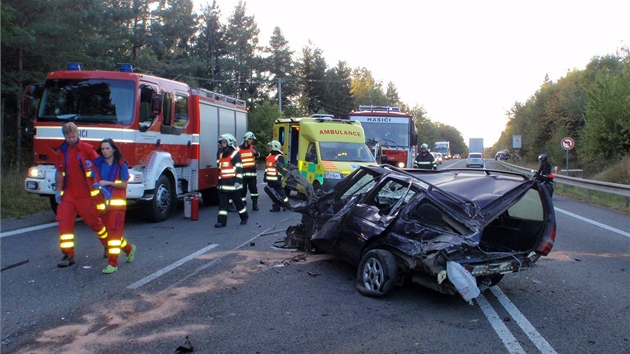 T�ká havárie osobního auta se stala u St�ílek. �idi� riskantn� p�edjí�d�l.