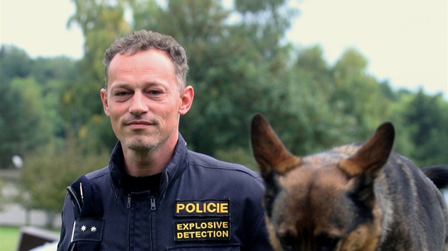 Policista Pavel Majer s fenou n�meckého ov�áka Syrinou na mistrovství ve