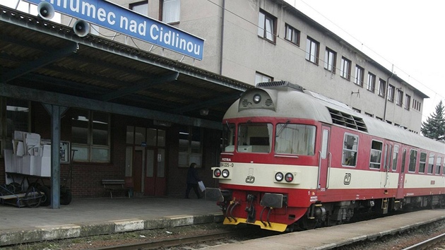 Zchátralé vlakové nádraží v Chlumci nad Cidlinou.
