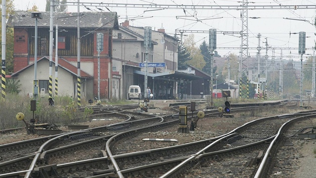 Zchátralé vlakové nádraí v Chlumci nad Cidlinou.